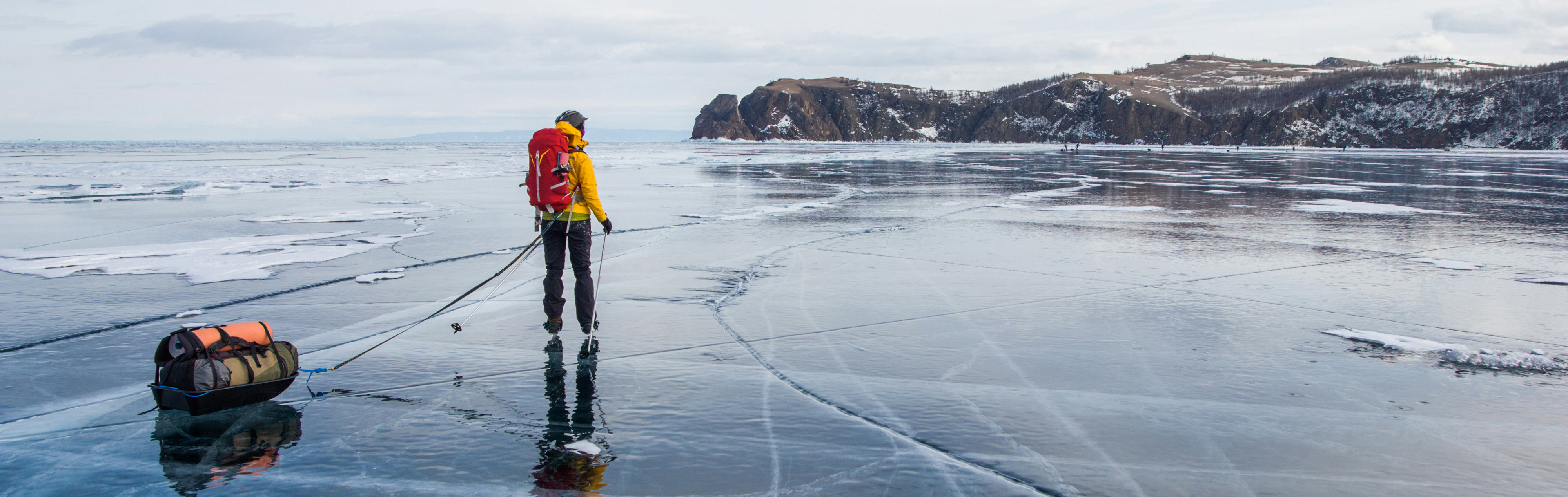 Dekorativ bild. Person på is i skärgårdsmiljö. 
            
